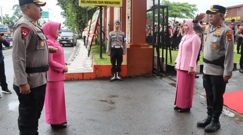 Air Mata Perpisahan di Bumi Serasan Sekundang: AKBP Jhoni Eka Putra Pamitan, AKBP Hendri Syaputra Datang Membawa Harapan Baru Air Mata Perpisahan di Bumi Serasan Sekundang: AKBP Jhoni Eka Putra Pamitan, AKBP Hendri Syaputra Datang Membawa Harapan Baru